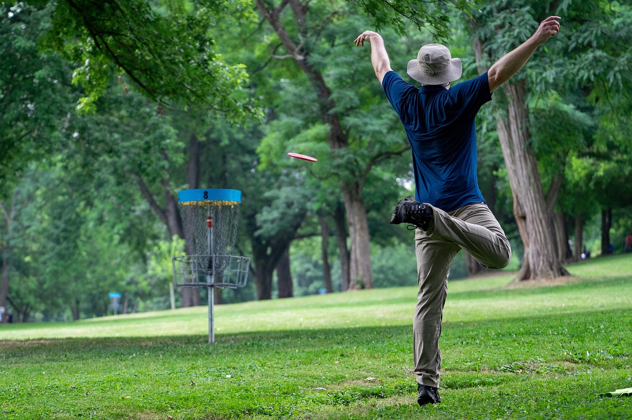 disc golf, frisbee golf, frisbee